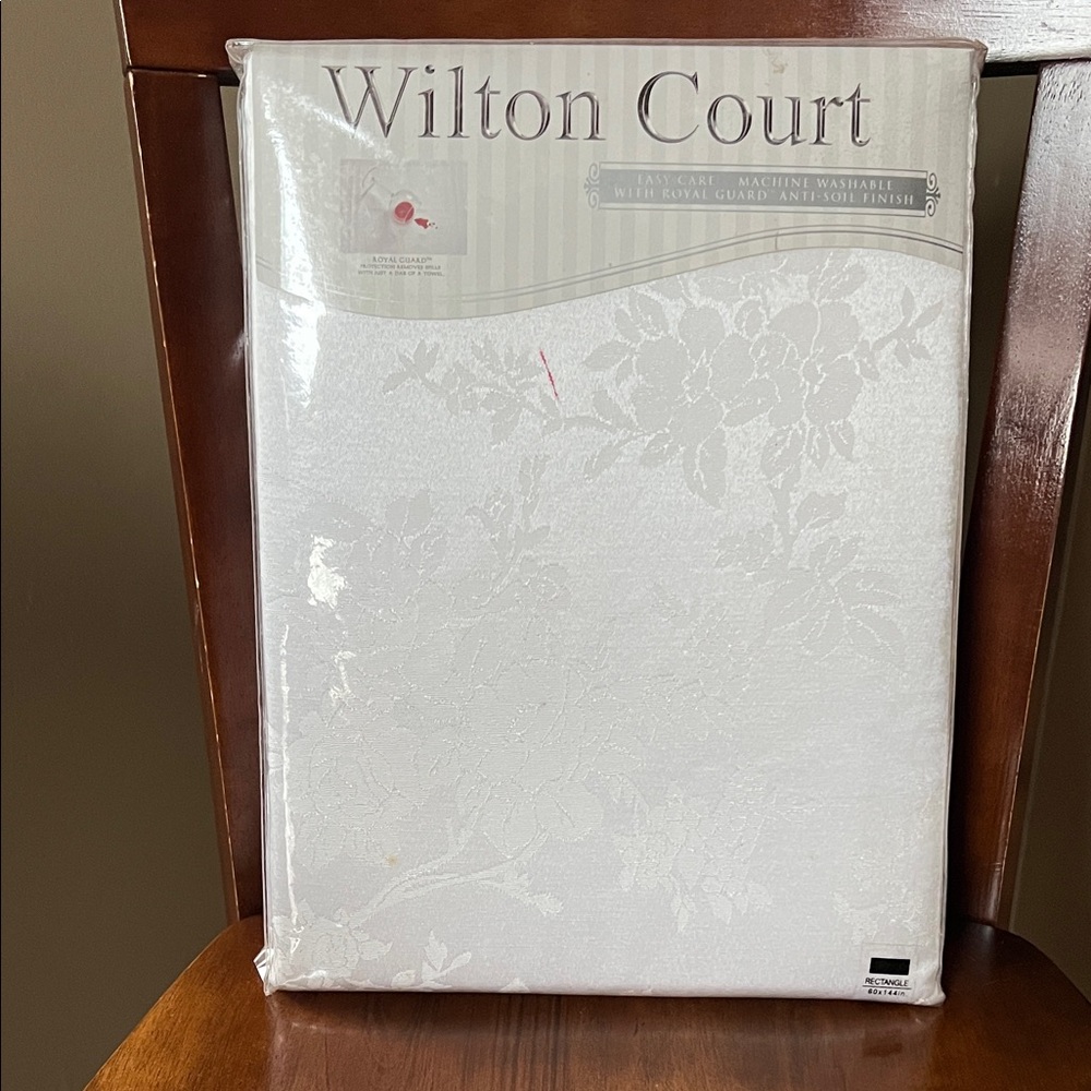 NWT Large Tablecloth Rectangle Rose Damask design White